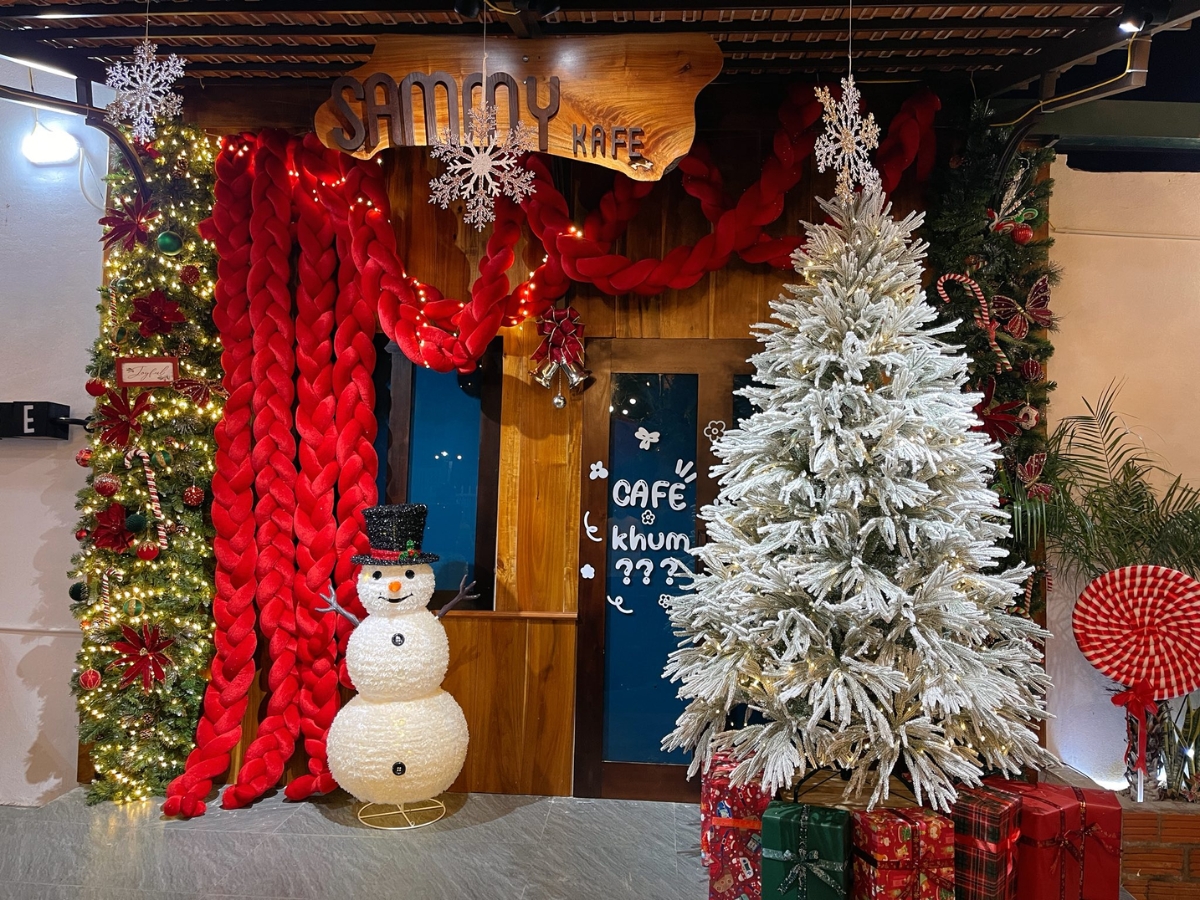 Các con phố, khu mua sắm, quán cafe tại Thanh Hóa đều được trang hoàng lộng lẫy mỗi dịp Giáng Sinh.