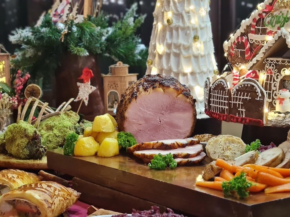 Thưởng thức buffet Giáng Sinh với những món ăn thơm ngon, đẹp mắt.