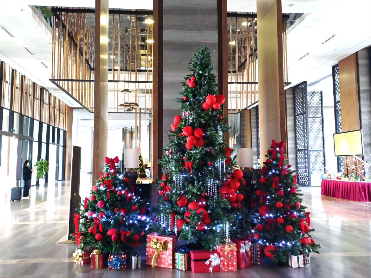 Tiểu cảnh cây thông Noel được trang trí rực rỡ tại FLC Luxury Hotel Sầm Sơn.