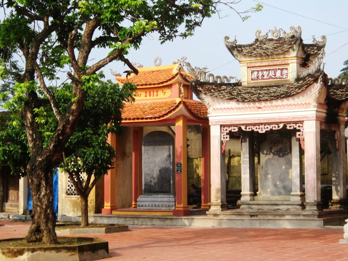 Sùng Nghiêm Diên Thánh với không gian cổ kính, thanh tịnh.