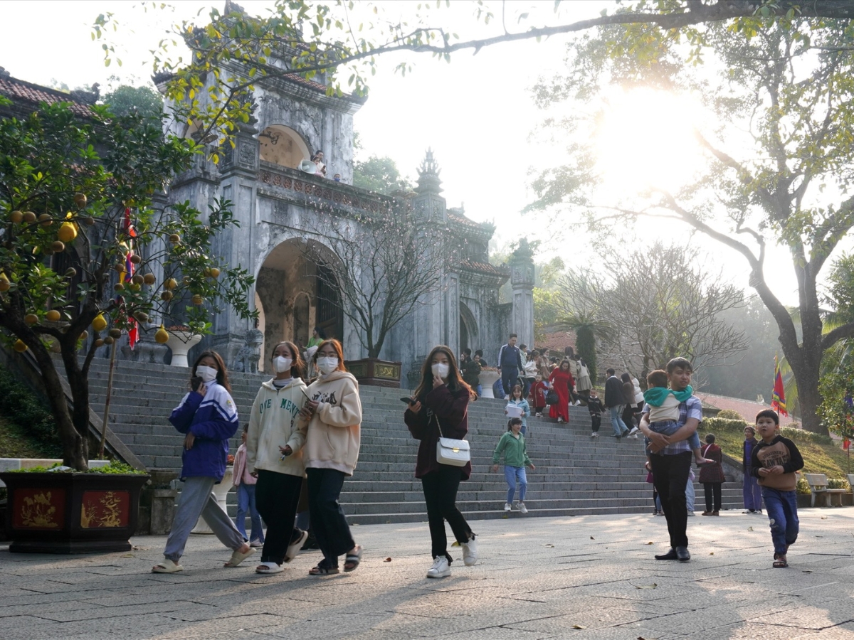 Người dân nô nức về đền Bà Triệu cầu may trong những ngày đầu năm mới.