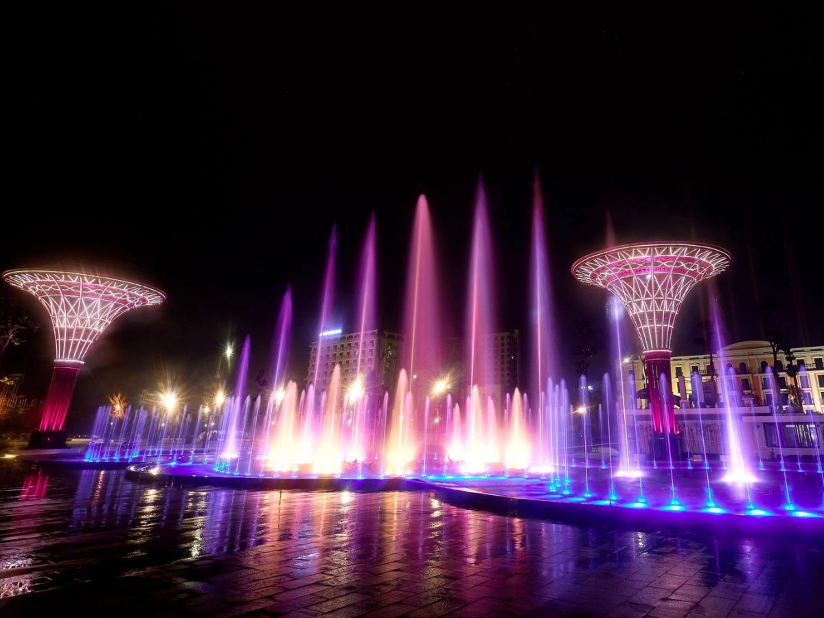 Thưởng thức biểu diễn nhạc nước hoành tráng tại quảng trường biển Sầm Sơn.