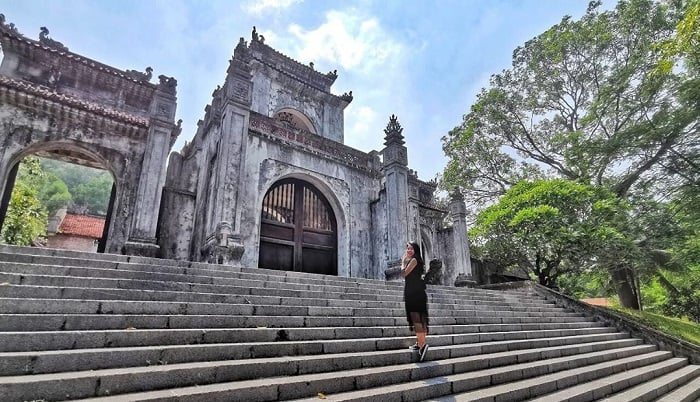 Check in đền Bà Triệu 2000 năm cổ kính.