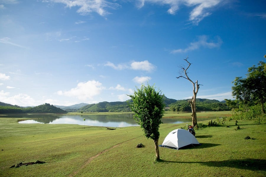 Bến En khoác lên mình vẻ đẹp xanh mướt của rừng đặc dụng.