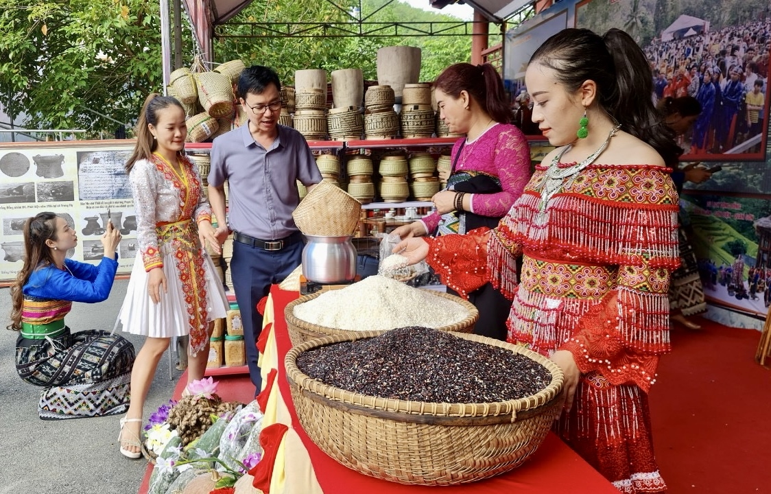 Chợ phiên diễn ra sôi nổi những ngày đầu năm mới.