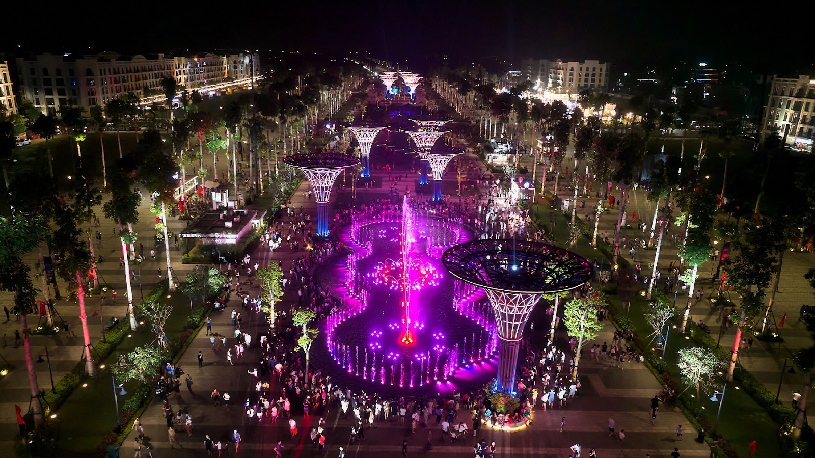 Quảng trường biển lung linh náo nhiệt giữa lòng Sầm Sơn.