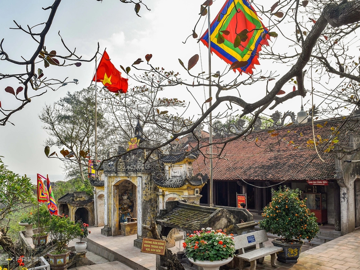 Đền Độc Cước với không gian yên bình, thanh tịnh trong những ngày đầu năm.