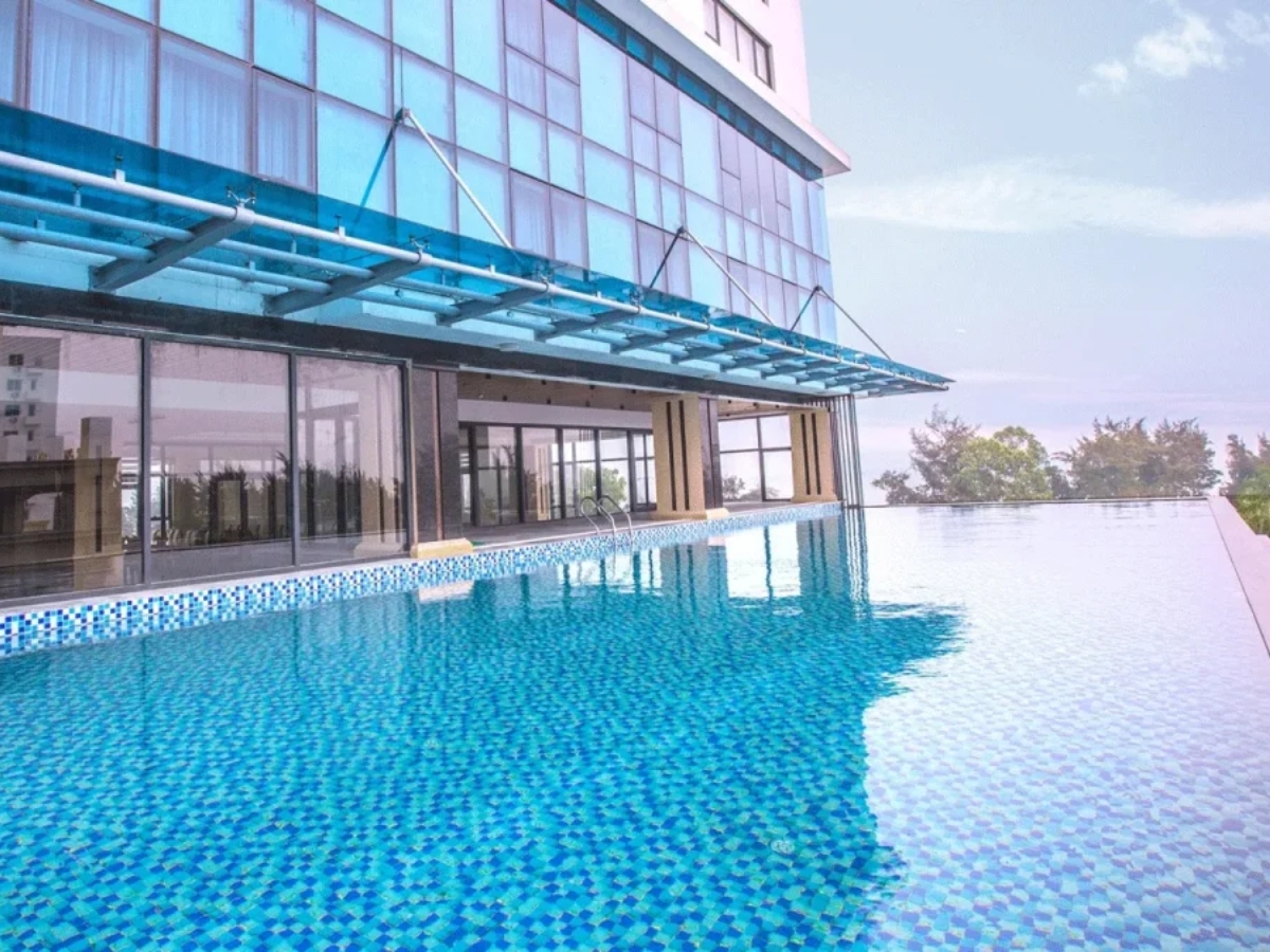 Khách sạn Vũ Phong sở hữu hồ bơi rộng lớn, thoáng đãng.