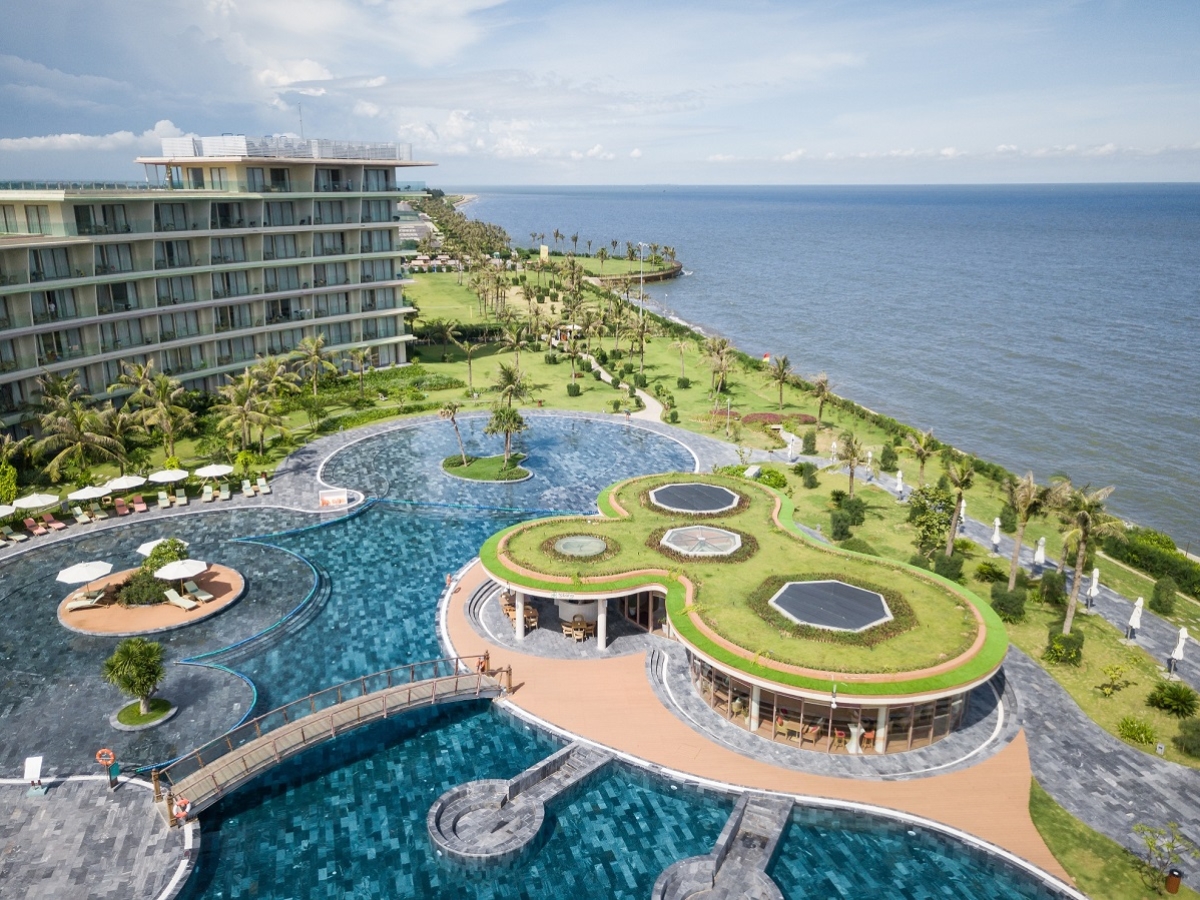 FLC Luxury Hotel Sam Son sở hữu không gian hiện đại và view biển tuyệt đẹp.