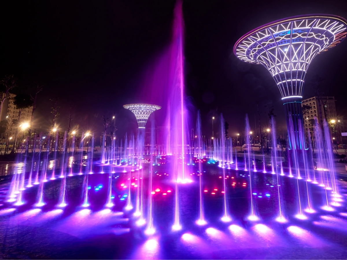 Thưởng thức trình diễn nhạc nước sôi động tại quảng trường biển Sầm Sơn.