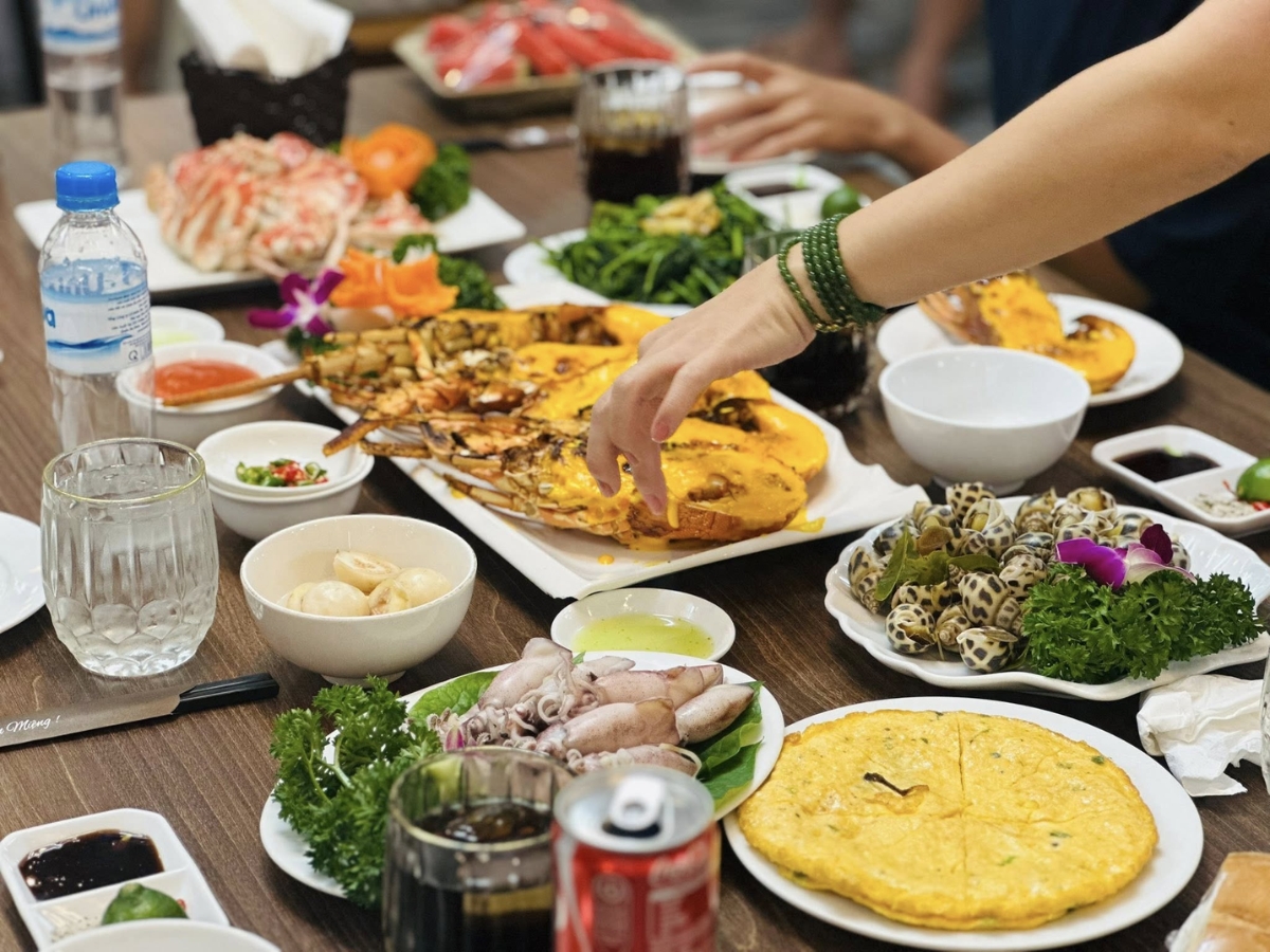 Thưởng thức hải sản thơm ngon, hấp dẫn tại nhà hàng Tuấn Năm.