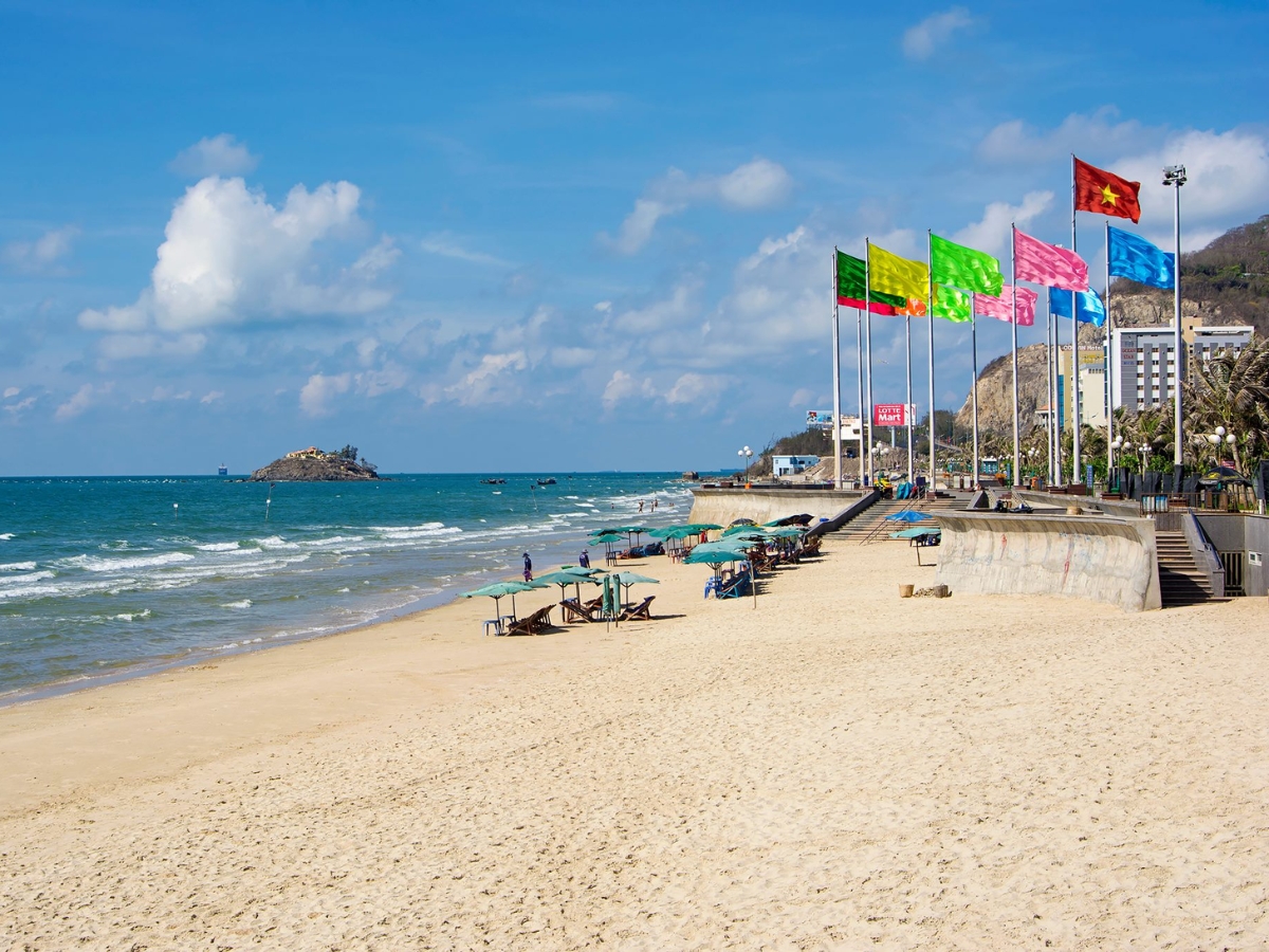 Vui chơi, tắm biển tại Bãi Sau Vũng Tàu