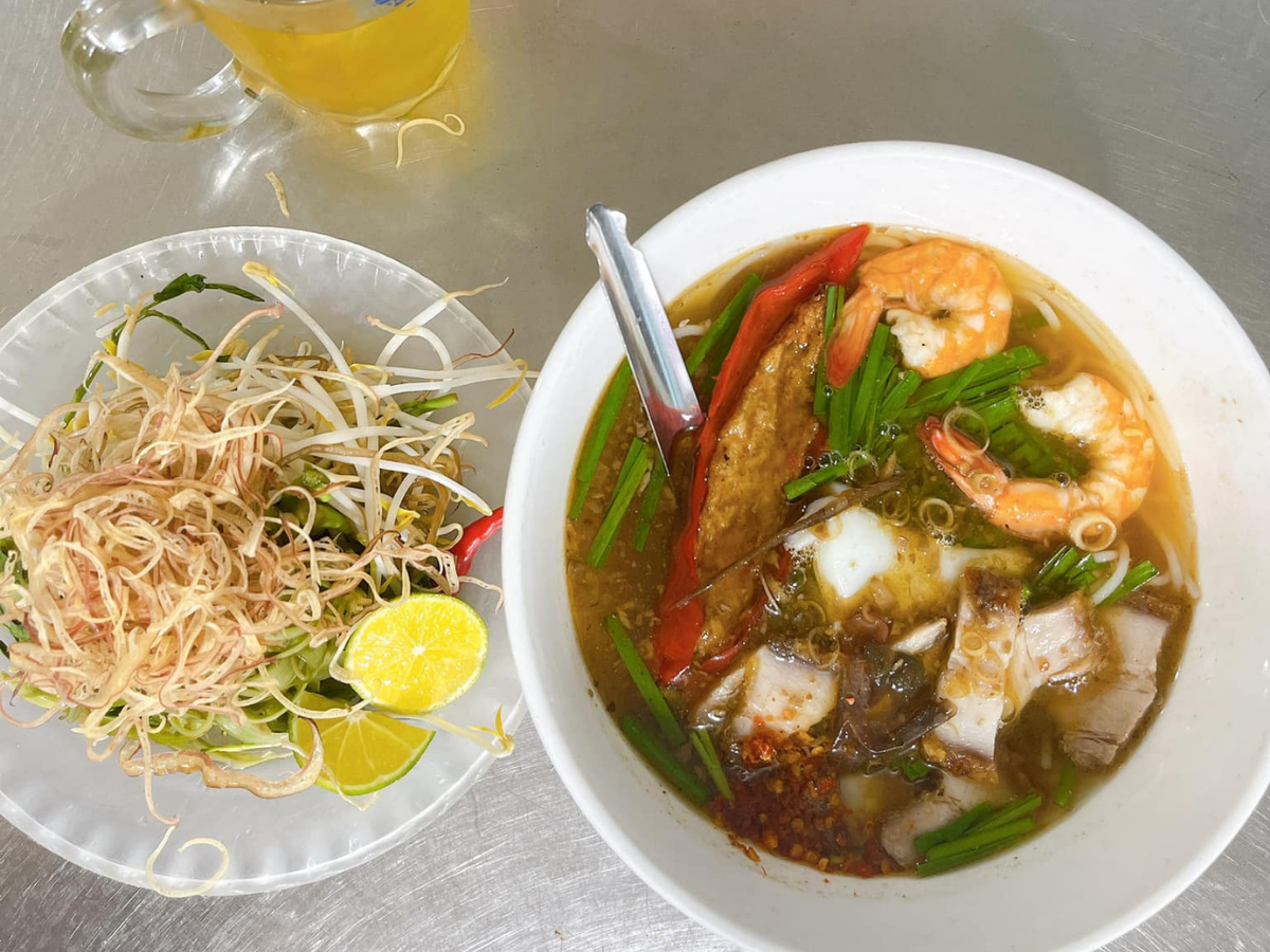 Bún mắm Châu Đốc Cô Năm là địa chỉ bún mắm Vũng Tàu nổi tiếng với hương vị chuẩn miền Tây sông nước