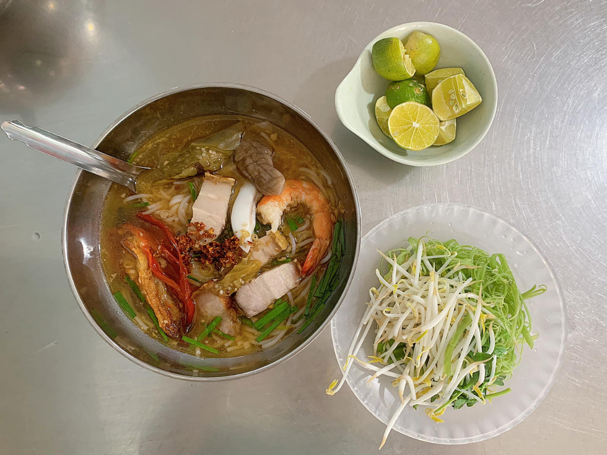 Bún mắm Chị Bé là địa chỉ quen thuộc khi du lịch Vũng Tàu nhờ hương vị đậm đà và topping đầy đặn