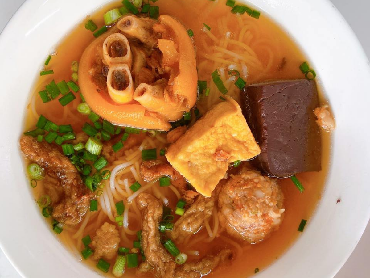 Nước dùng đậm đà và topping phong phú mang đến trải nghiệm ẩm thực tuyệt vời cho thực khách