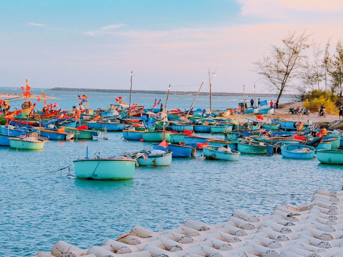 Bờ kè gắn liền với đời sống thường nhật của người dân làng chài Phước Hải