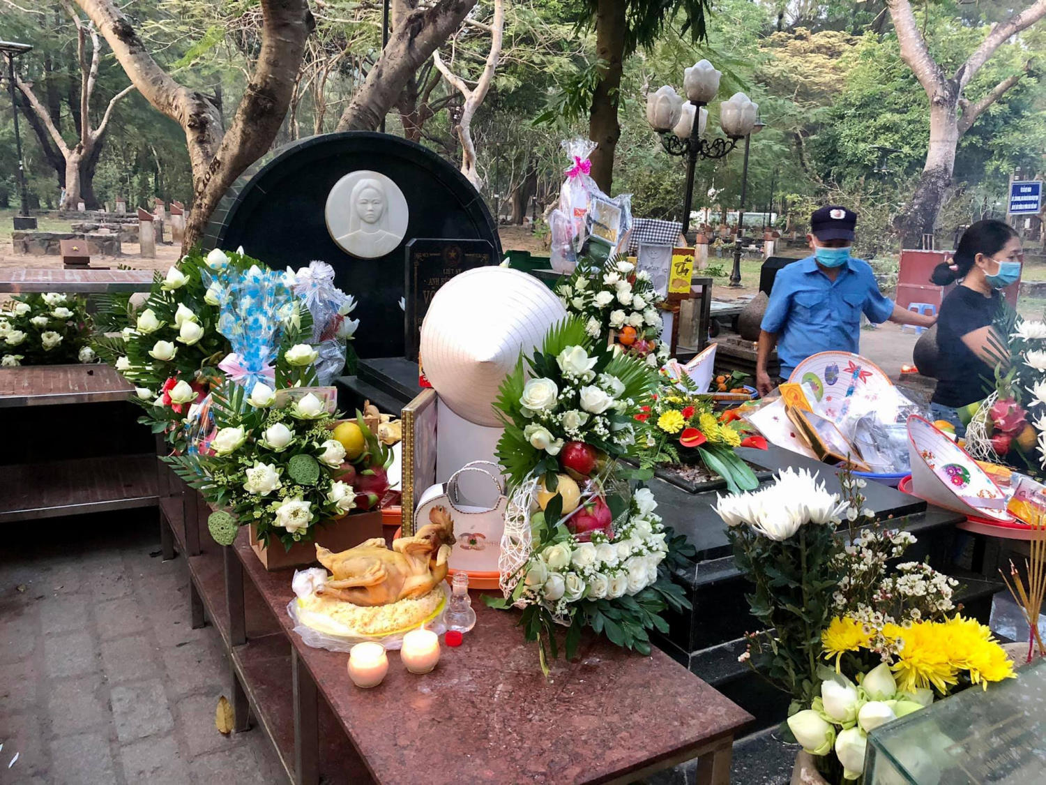 Đông đảo người dân đến thắp hương cho chị Võ Thị Sáu vào mỗi dịp giỗ