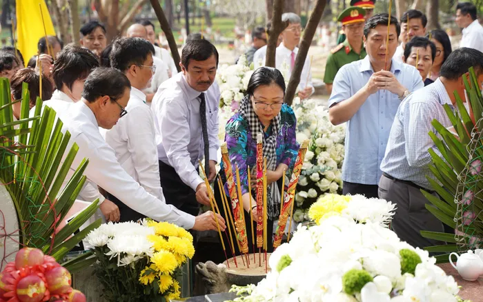 Các lãnh đạo và người dân dâng hương tưởng niệm chị Võ Thị Sáu