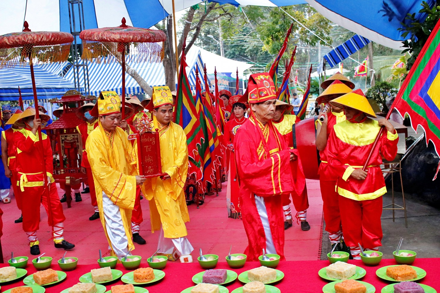 Du khách nên đến sớm khi tham gia lễ giỗ Bà Phi Yến để tránh tình trạng chen chúc