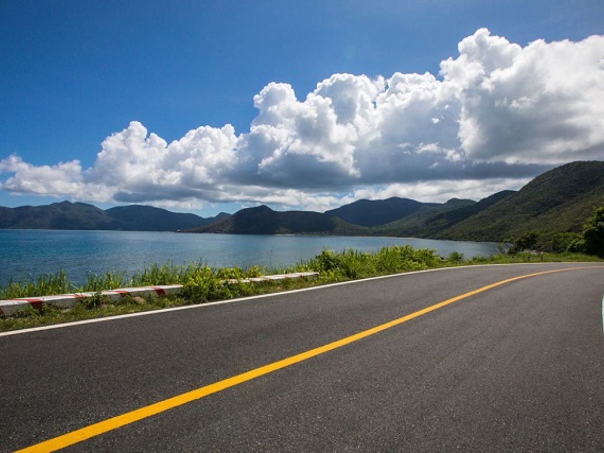 Làng Cỏ Ống nằm ở trên đường Cỏ Ống vên biển Côn Đảo