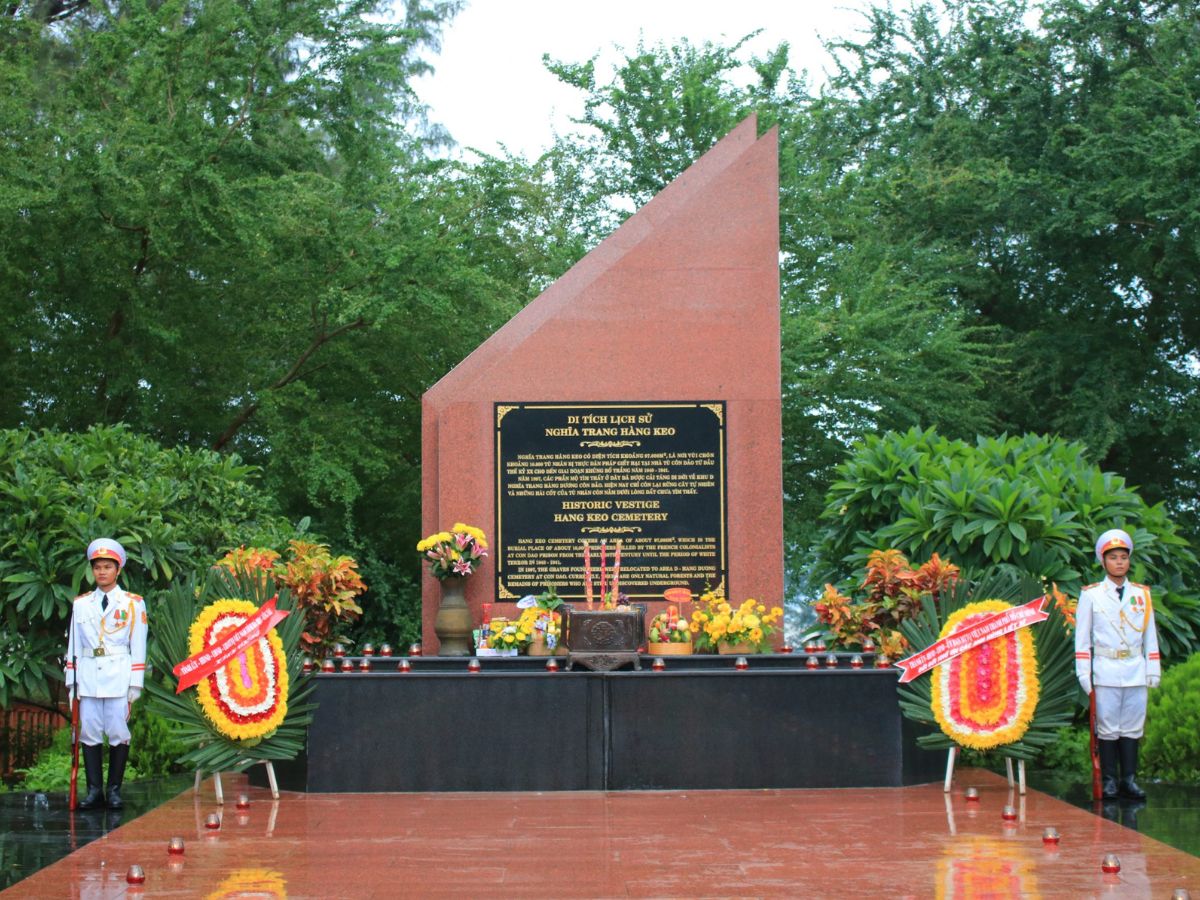 Không gian trang nghiêm của Nghĩa trang Hàng Keo