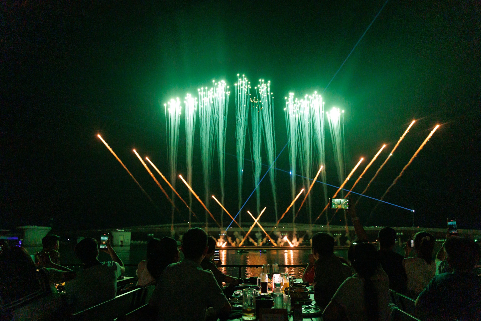 Các show diễn nghệ thuật đẳng cấp thường xuyên được tổ chức tại Thị trấn Hoàng Hôn (Sunset Town).