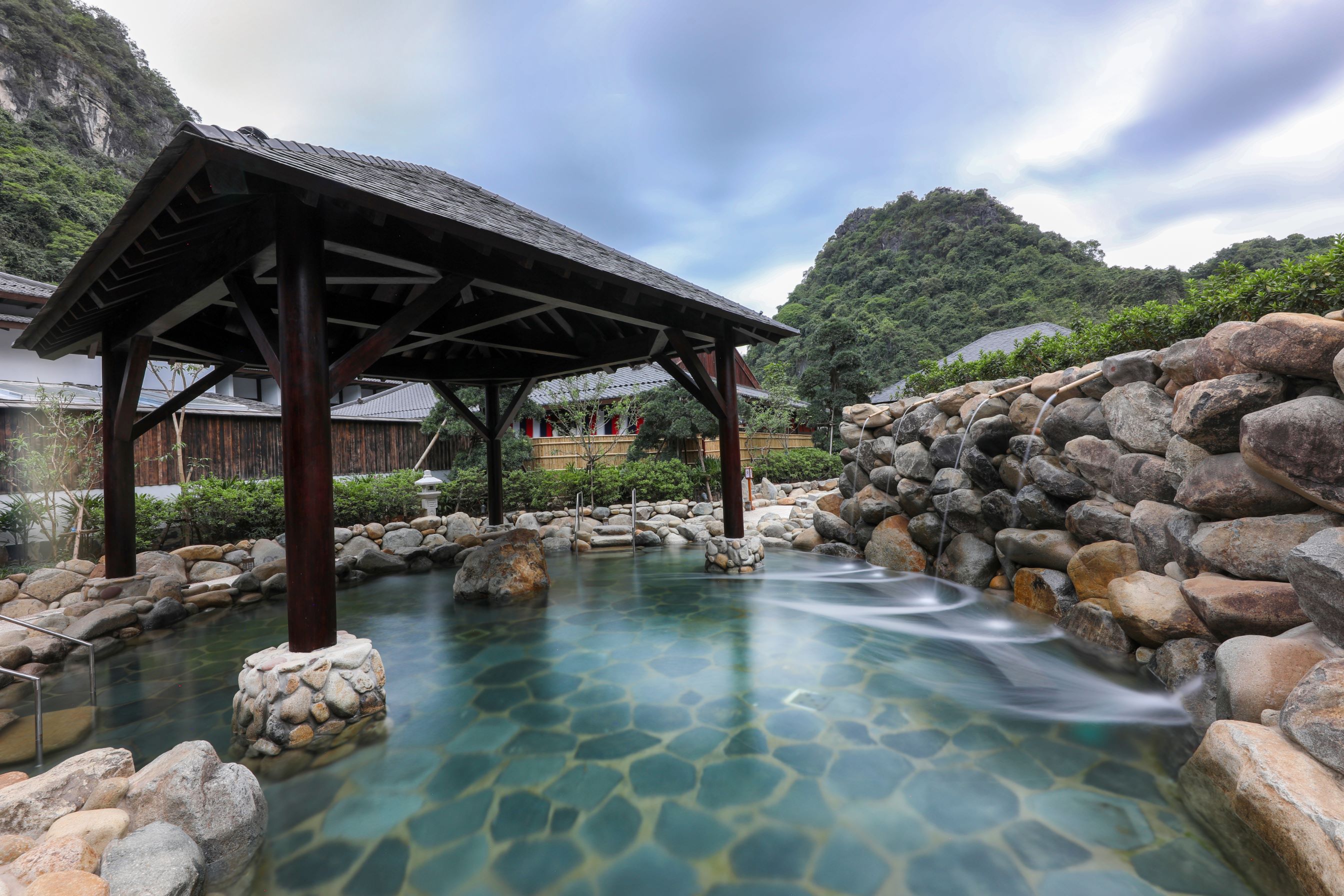 Tắm onsen là một trong những hình thức nghỉ dưỡng chăm sóc sức khỏe được yêu thích nhất thế giới.