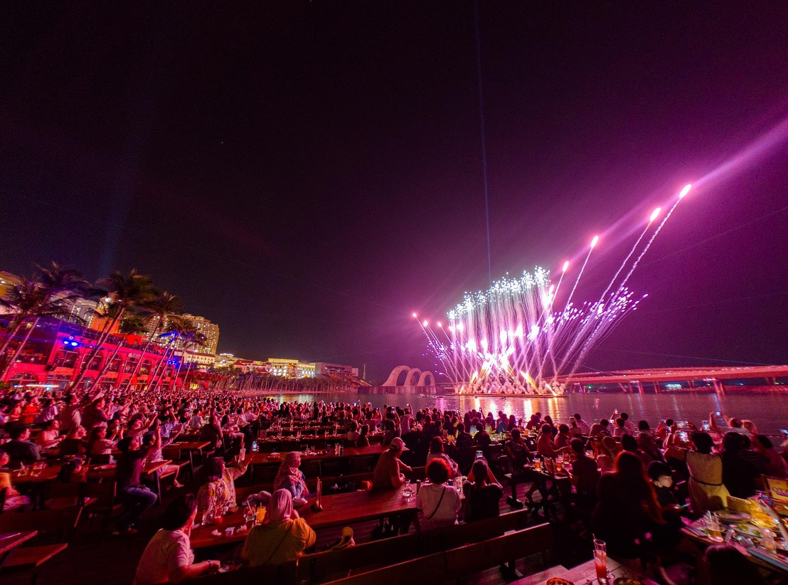 Các show diễn nghệ thuật đình đám được tổ chức mỗi tối tại Thị trấn Hoàng Hôn thu hút lượng lớn du khách