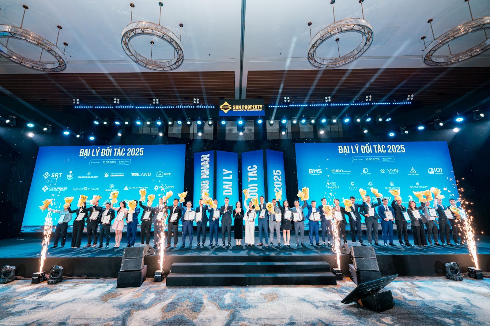 Đại diện chủ đầu tư vinh danh các đại lý và cá nhân có thành tích nổi bật trong năm 2025.