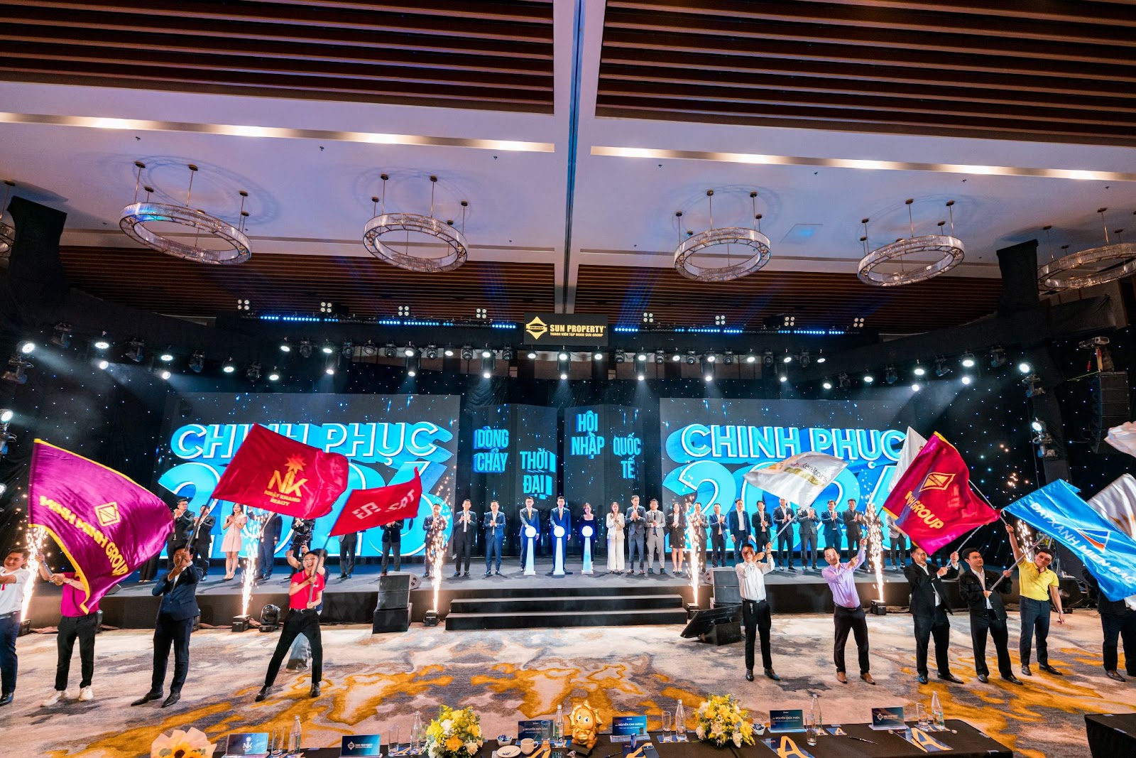 Nghi thức kick-off của 28 đại lý phân phối các dự án Sun Group tại trung tâm Đà Nẵng.