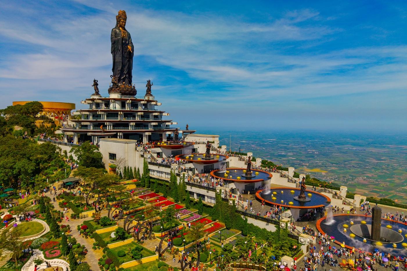 Quần thể công trình tâm linh trên đỉnh núi Bà Đen. Ảnh: Ánh Dương