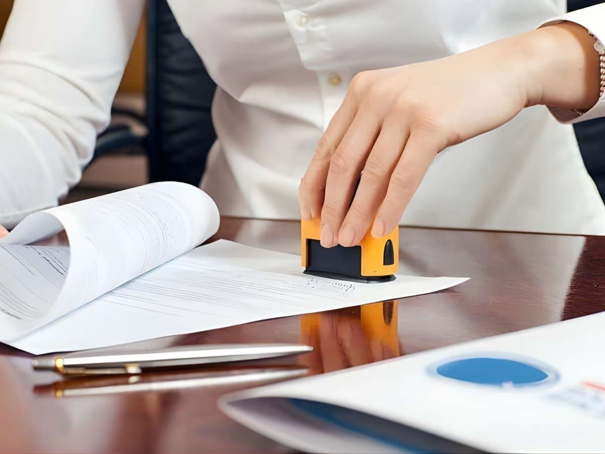 Kiểm tra hồ sơ pháp lý trước khi công chứng ba bên.