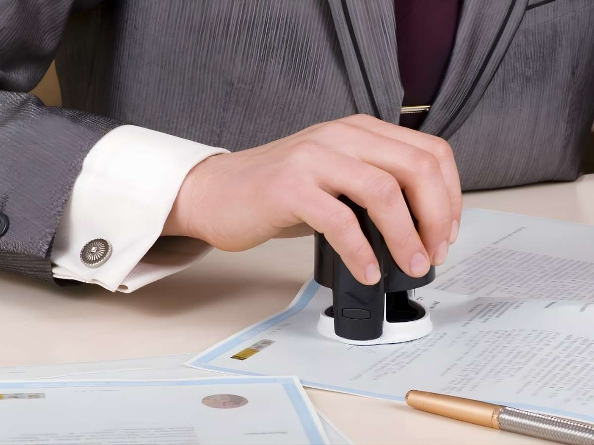 Các bên ký kết hợp đồng công chứng ba bên mua bán nhà. (Nguồn: Sưu tầm)