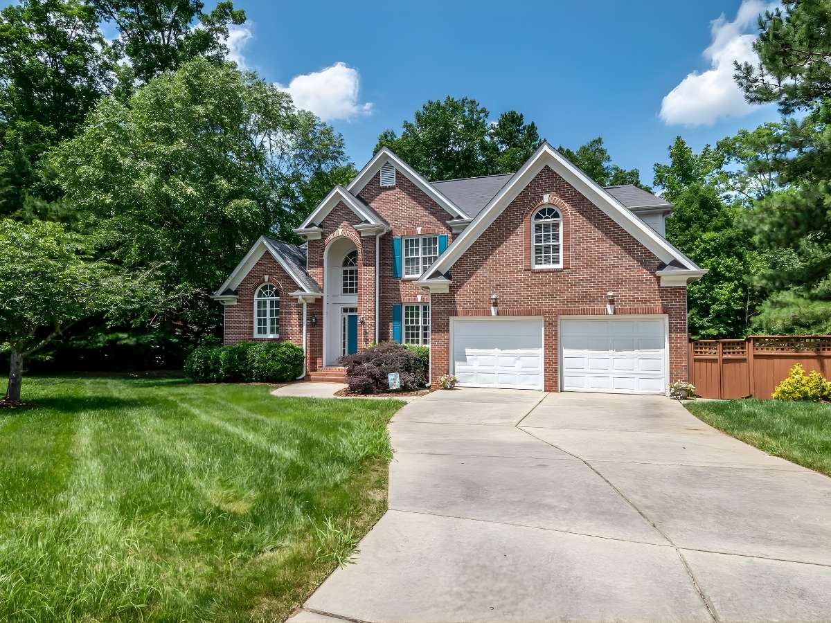 Hàng cây xanh trước cổng giúp giảm tác động đường đâm.