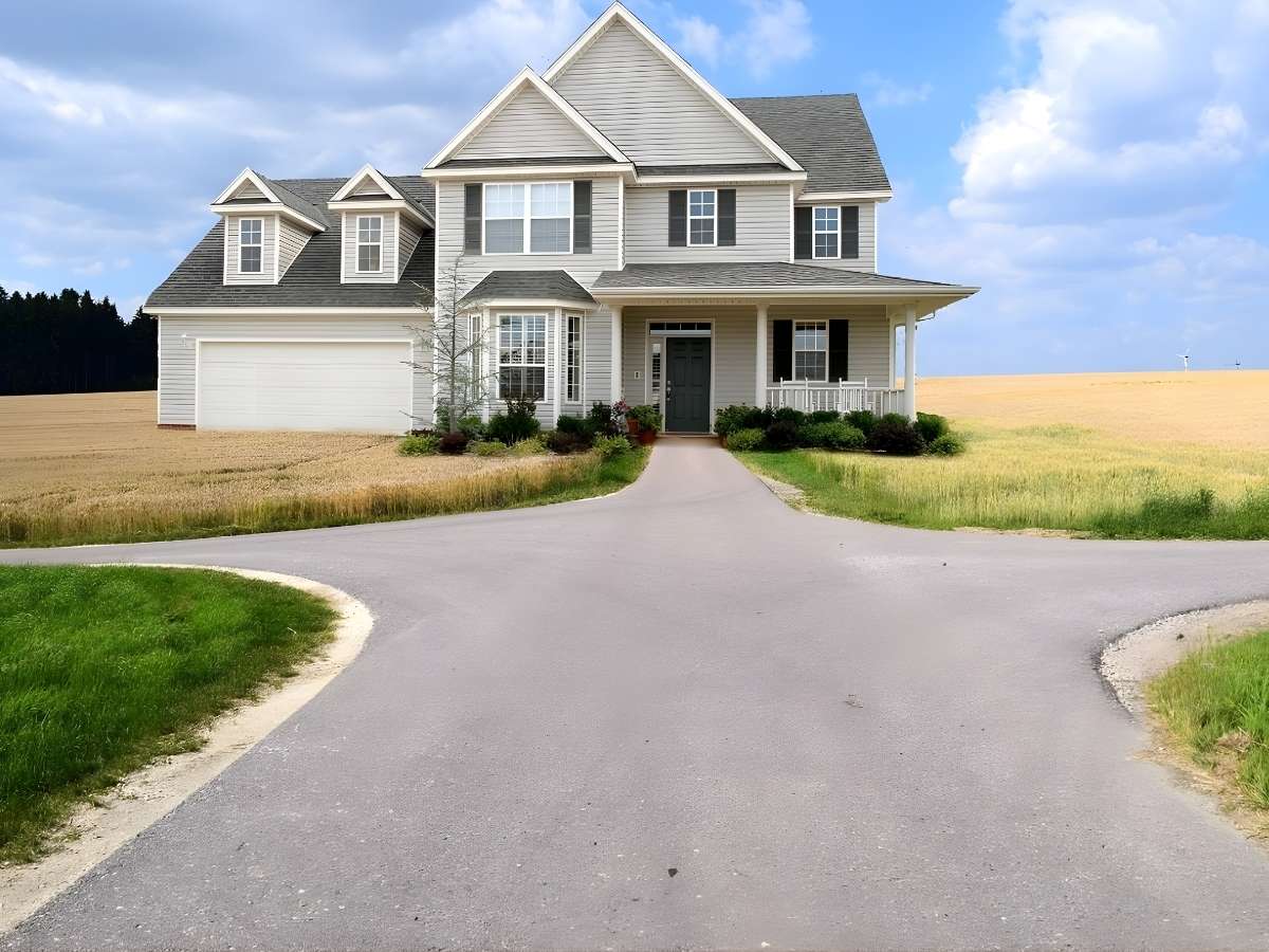 Xe ô tô mất lái có thể lao thẳng vào nhà cuối trục đường.