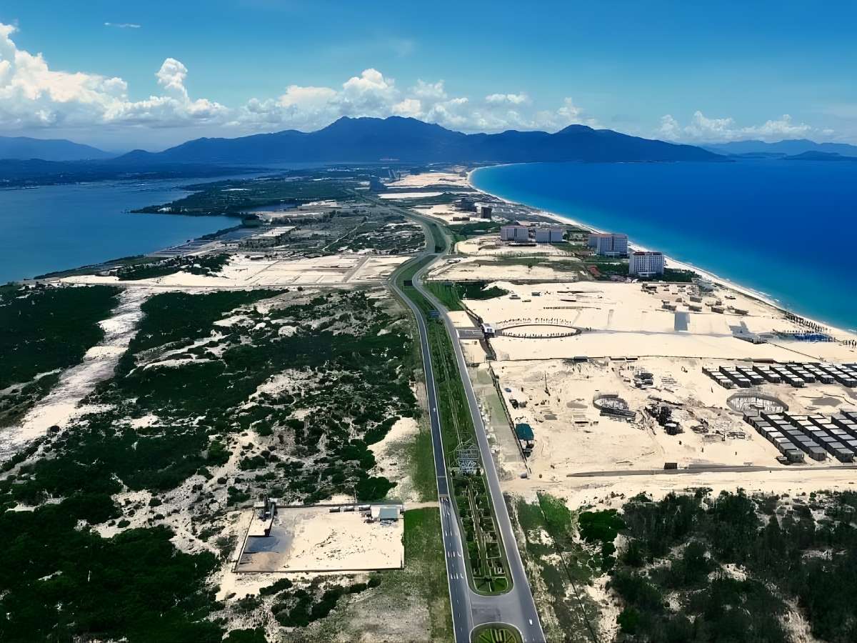 Nhà đầu tư khảo sát biệt thự nghỉ dưỡng trước khi quyết định.