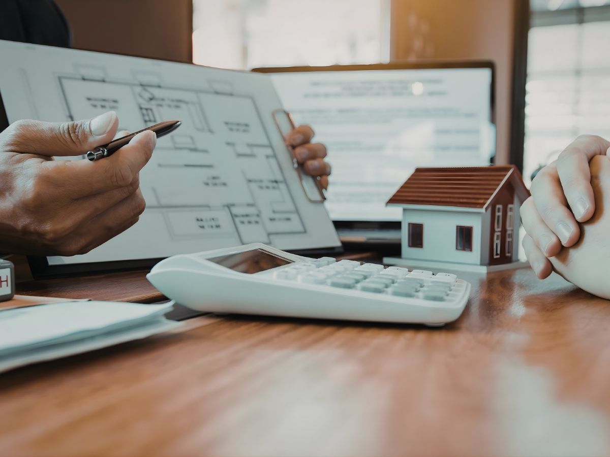 Kiểm tra pháp lý trước khi ký hợp đồng môi giới bất động sản.