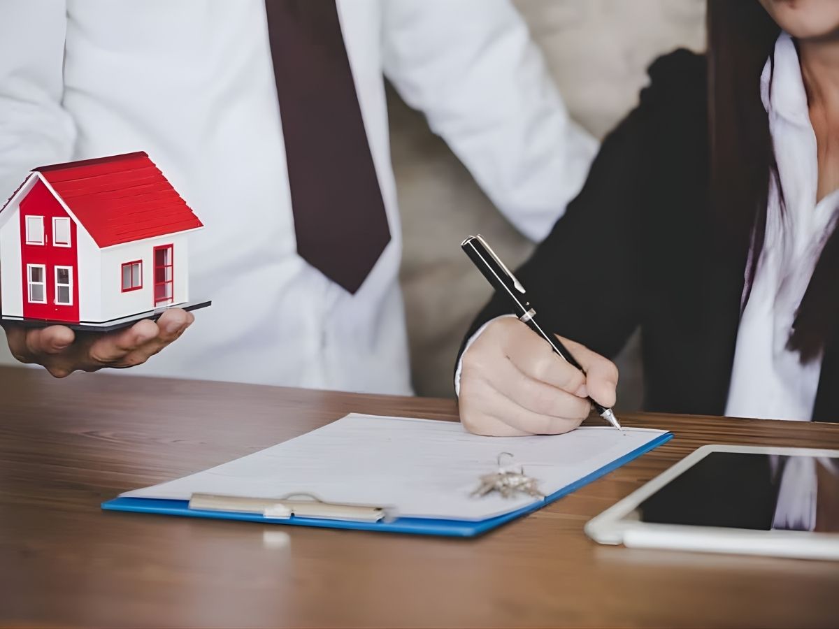 Quy định pháp luật về hợp đồng môi giới bất động sản tại Việt Nam.