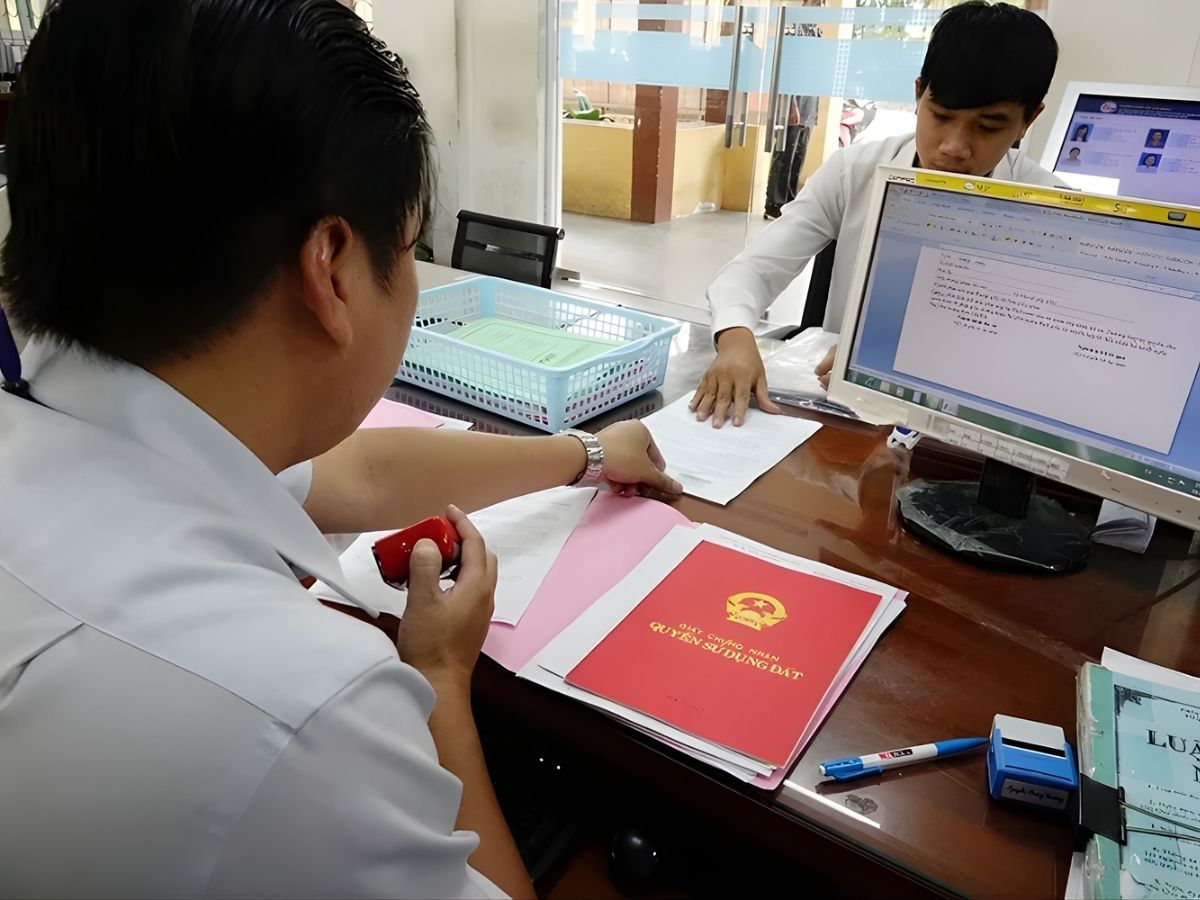 Bên mua cần chuẩn bị giấy tờ cá nhân khi mua nhà đất.