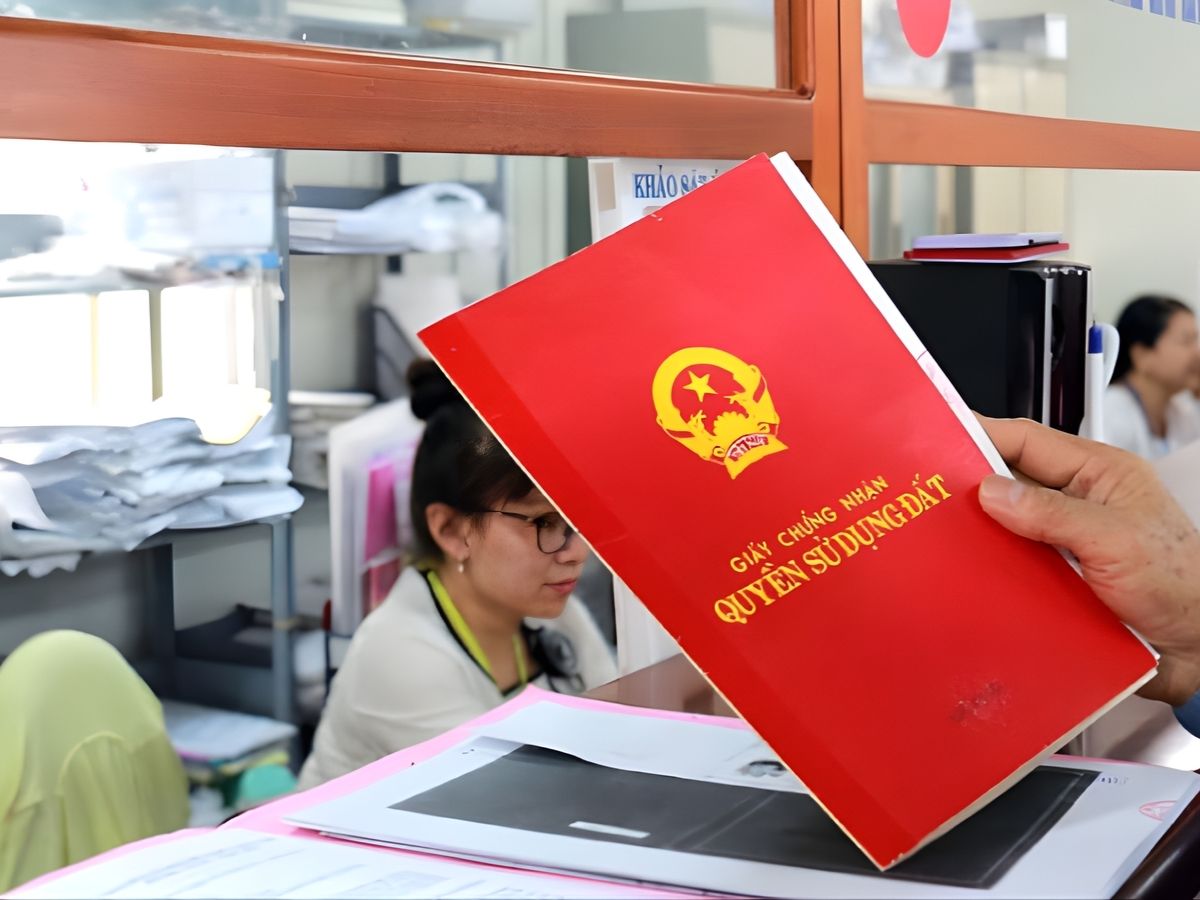 Công chứng hợp đồng là bước bắt buộc khi mua bán nhà đất.