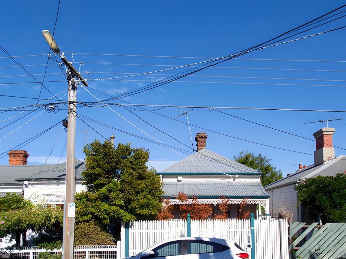 Cột điện trước cửa nhà có thể gây cảm giác bí bách.