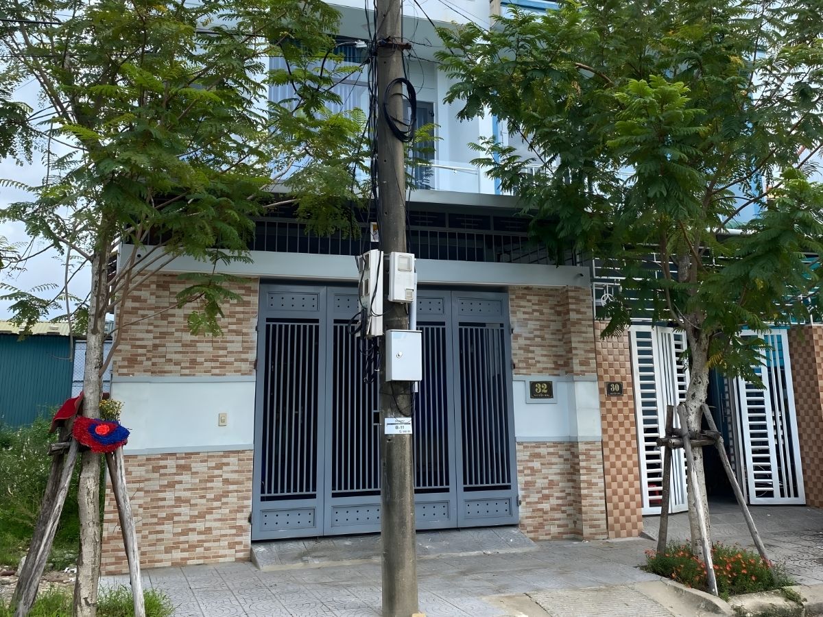 Cột điện trước cửa nhà phổ biến trong khu dân cư cũ.