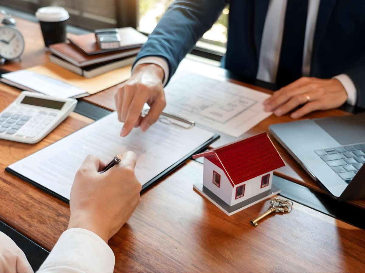 Ký hợp đồng đặt cọc mua nhà sau khi xác minh.