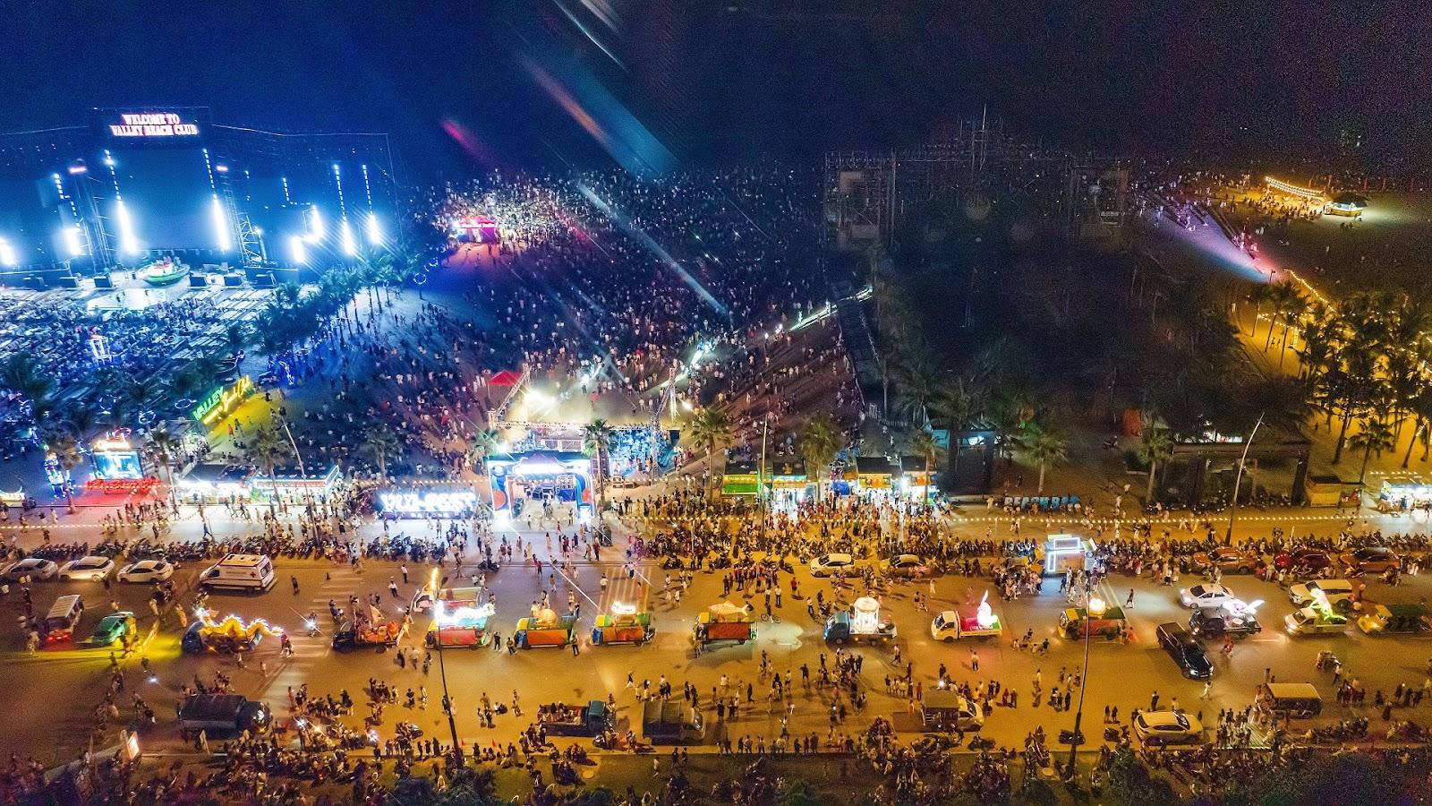 Bầu không khí sôi động tại chợ đêm VUI-Fest.