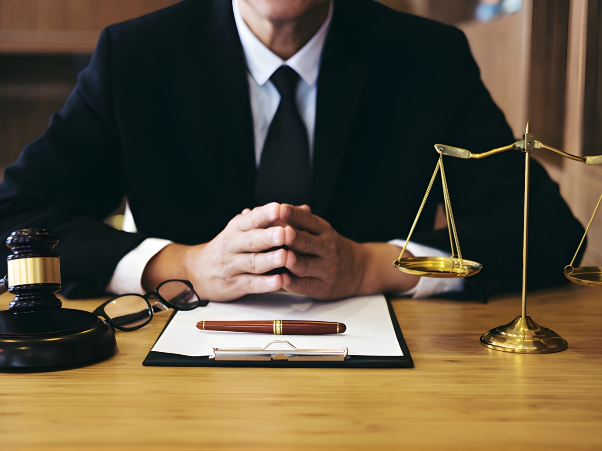 Luật sư hỗ trợ kiểm tra hồ sơ và hợp đồng mua bán đất.