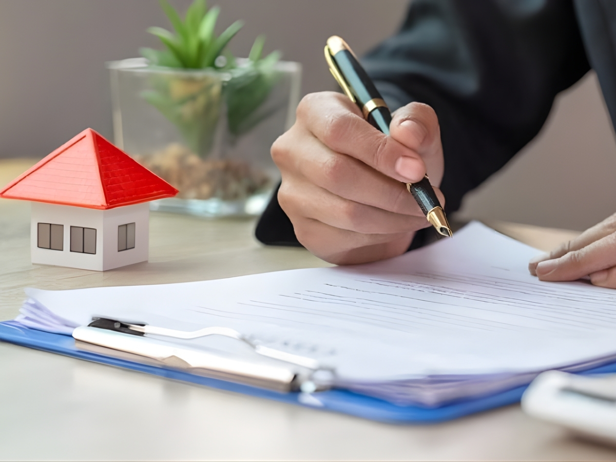 Bên bán chuẩn bị sổ đỏ, CCCD, hộ khẩu và giấy tờ hôn nhân nếu có.