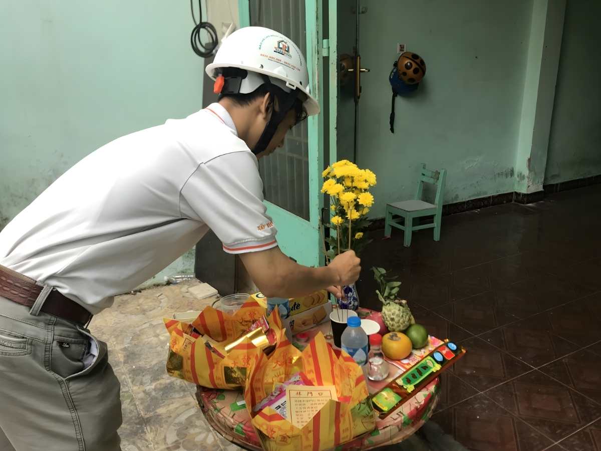 Người cho mượn tuổi nên là người thân với pháp lý rõ ràng, tránh tranh chấp về sau.