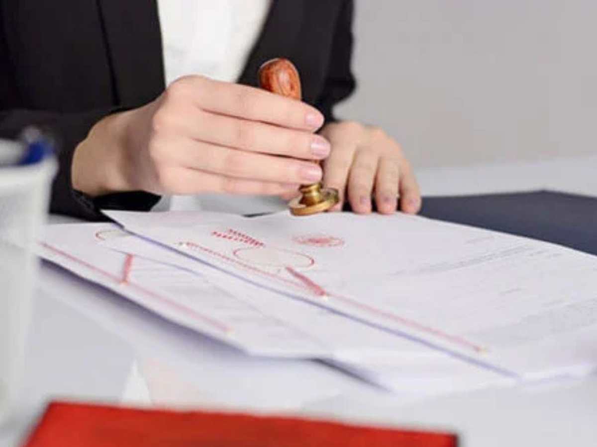 Phí công chứng và thù lao công chứng luôn có nhiều điểm khác nhau mà bên mua bán cần nắm rõ.