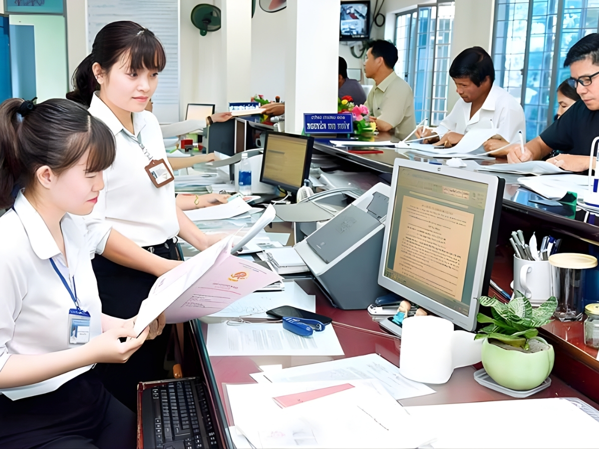 Phí công chứng giúp xác nhận tính pháp lý hợp đồng mua bán nhà đất.