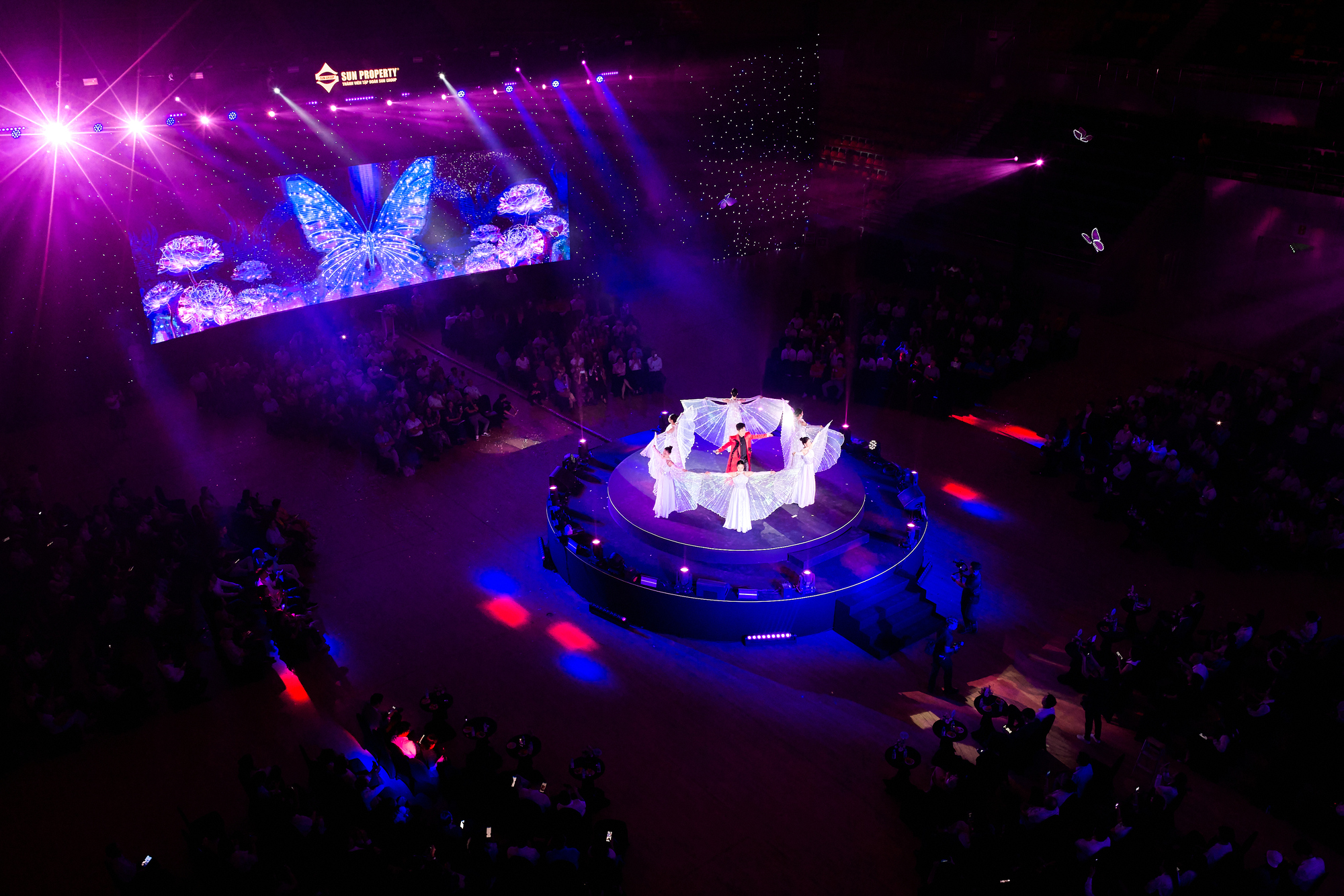 Sân khấu hoành tráng dẫn dắt cảm xúc, lan tỏa bầu không khí sôi động.